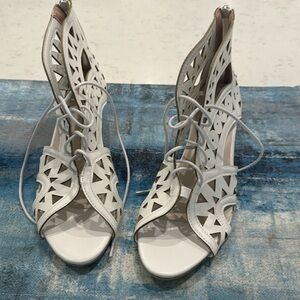 Lace up and back zipper white shoe.